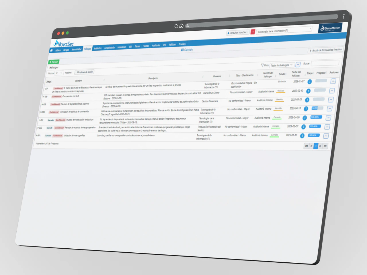 Módulo de Gestión de Hallazgos de Auditoría del Software NovaSec GRC mostrando una tabla con hallazgos de auditoría interna, incluyendo código, nombre, descripción, proceso, tipo de clasificación, estado y fechas de vencimiento.