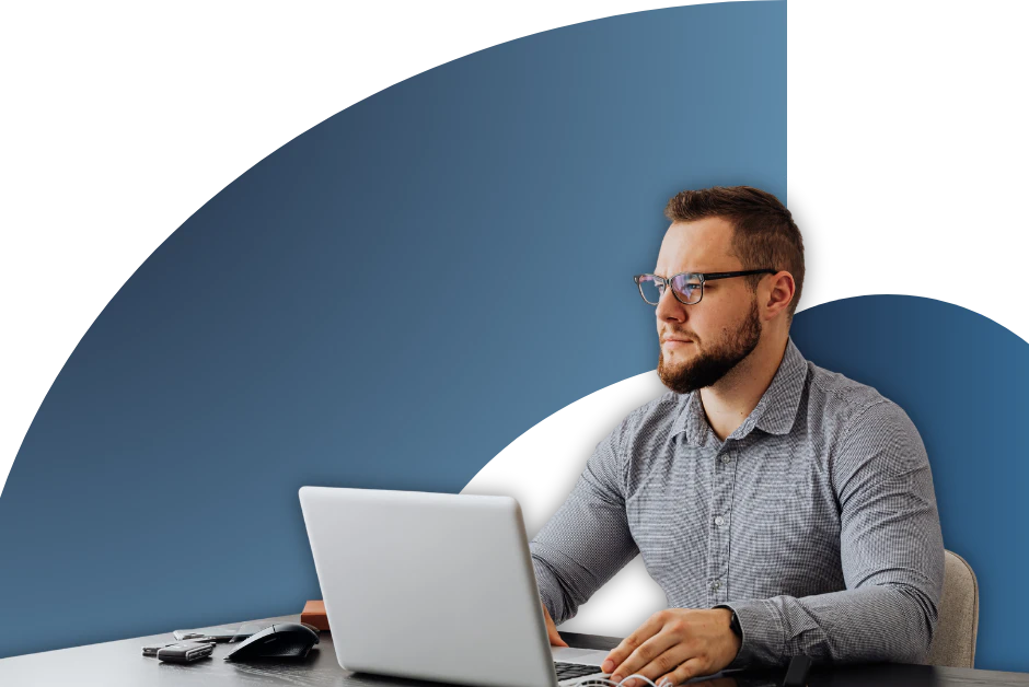 Profesional revisando el panel de control del Cuadro de Mando Integral (BSC) en NovaSec GRC, visualizando indicadores de desempeño, métricas estratégicas y reportes de gestión en tiempo real.