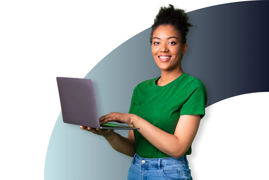 Mujer profesional utilizando un computador portátil mientras gestiona el cumplimiento normativo y el compliance corporativo en el módulo de Novasec, visualizando la gestión de políticas, la matriz legal y el repositorio normativo para la auditoría de cumplimiento y el seguimiento de hallazgos regulatorios.