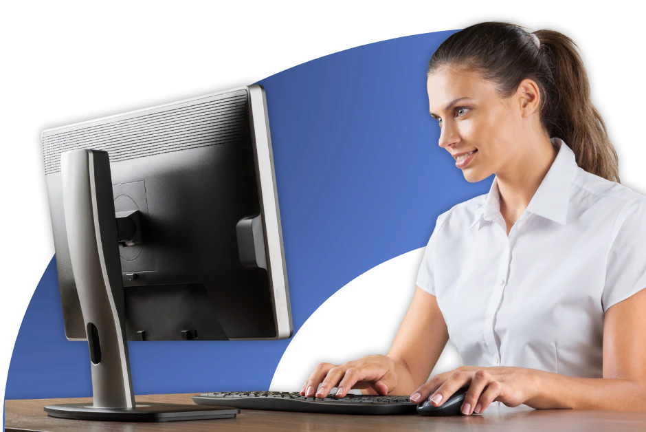 Gestora de riesgo monitoreando en un computador kpi de la gestion de los activos de la información de su empresa en el software grc novasec