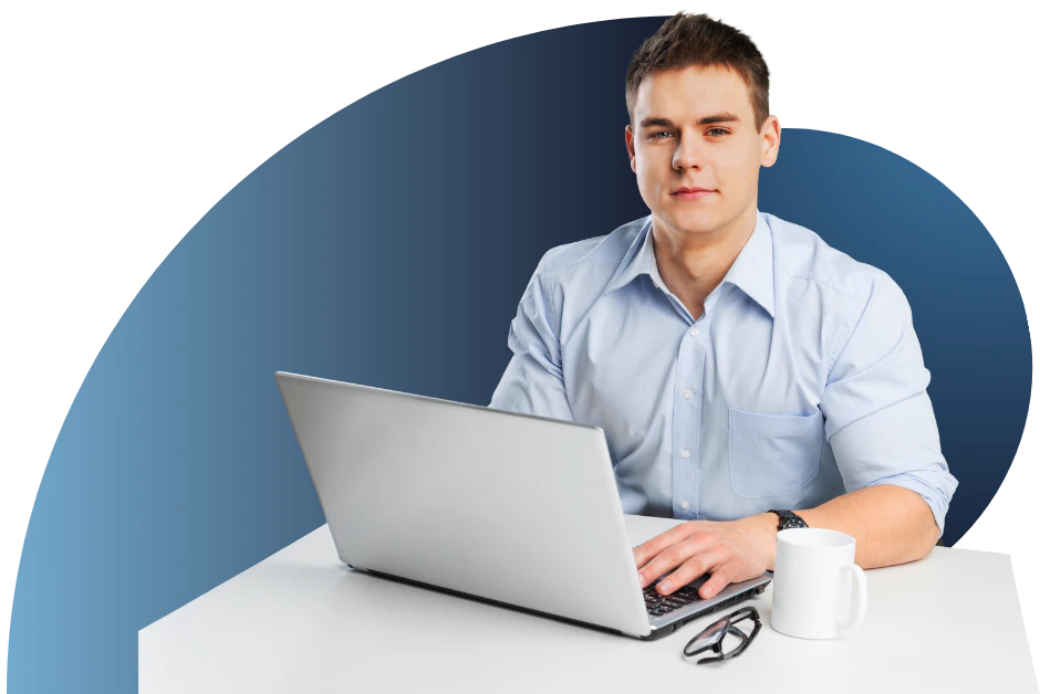 Imagen que representa a un especialista en gestión del riesgo, usando el módulo gestión de riesgos del software GRC Novasec.