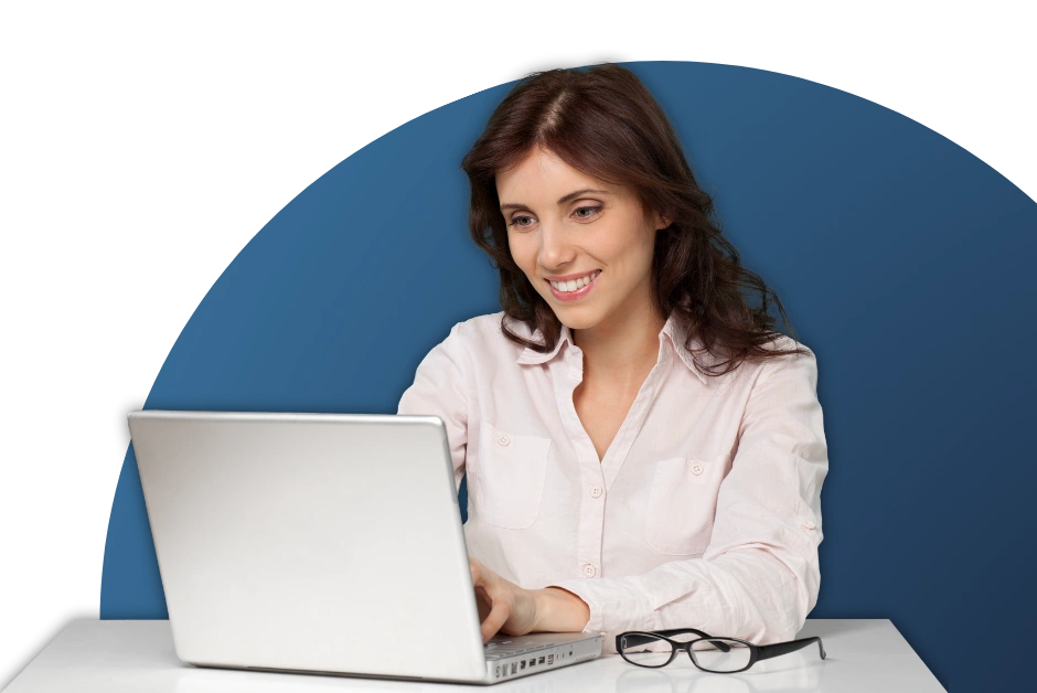 Representación conceptual o ilustrativa del módulo en uso. Muestra a un usuario o líder revisando el módulo de políticas y procedimientos desde un computador. La escena comunica la aplicación práctica de la herramienta en un entorno de trabajo real, enfatizando la interacción humano-software. Suele servir como imagen de presentación, portada o material promocional que contextualiza la funcionalidad del módulo dentro del flujo de trabajo de gestión de riesgos y cumplimiento (GRC).