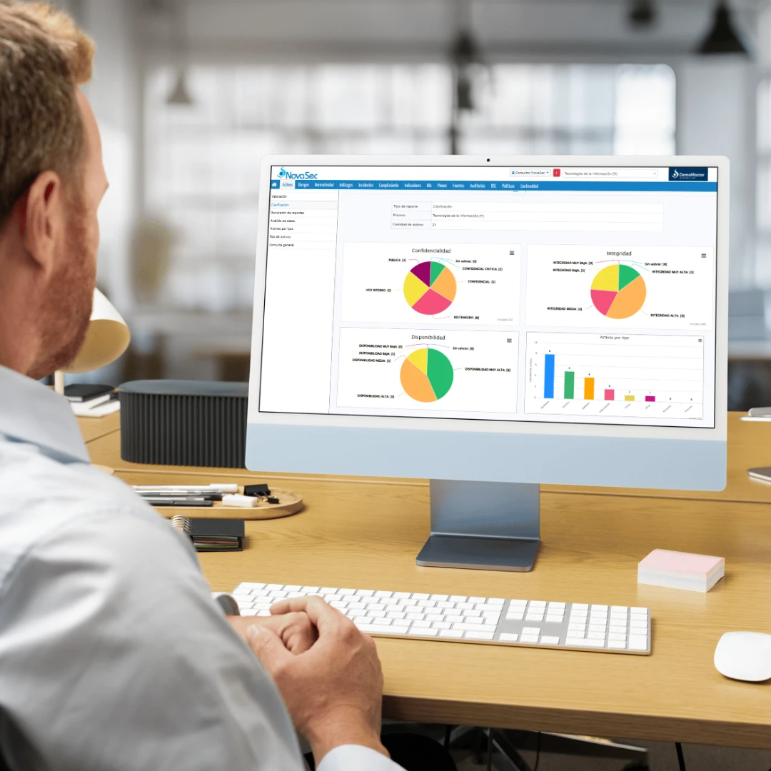 persona viendo el dashboard en un computador del software grc de la empresa novasec