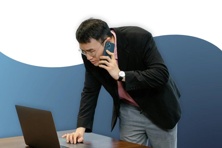 Usuario interactuando con el panel de control del módulo de Análisis de Impacto al Negocio (BIA) en el software de Gestión de Riesgos y Cumplimiento NovaSec GRC. La pantalla muestra dashboards analíticos, métricas de criticidad de activos, indicadores de RTO/RPO, y visualizaciones de pérdidas acumuladas por procesos empresariales.