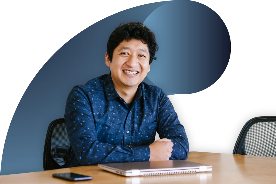 Profesional de ciberseguridad utilizando el dashboard de indicadores de gestión NovaSec GRC para analizar métricas de tratamiento de riesgos, indicadores SGG y generar reportes de cumplimiento normativo.